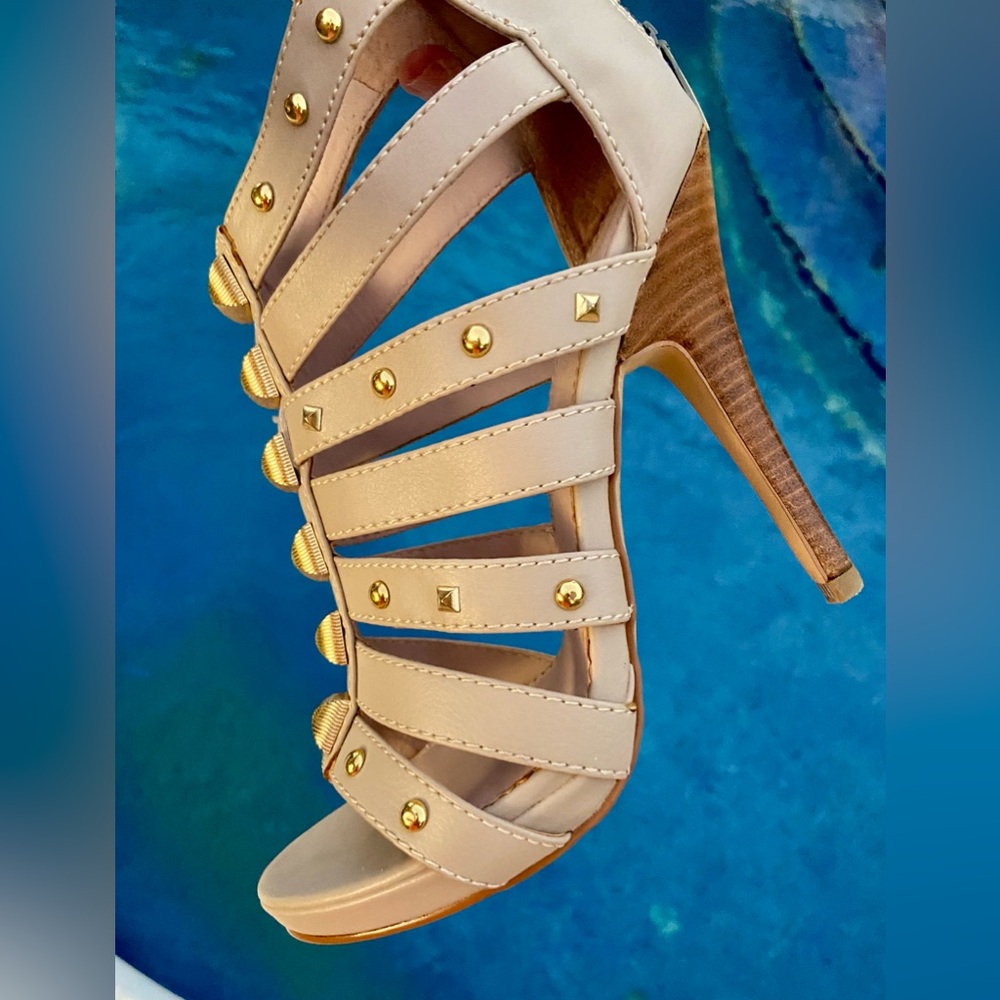 BEIGE CREAM GOLD STRAPPY GLADIATOR SANDALS — SIZE 8.5